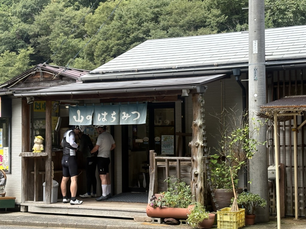 山のはちみつ屋さん。
相模原市緑区牧野にお店を構える、その名の通りはちみつをメインで扱っているお店になります。