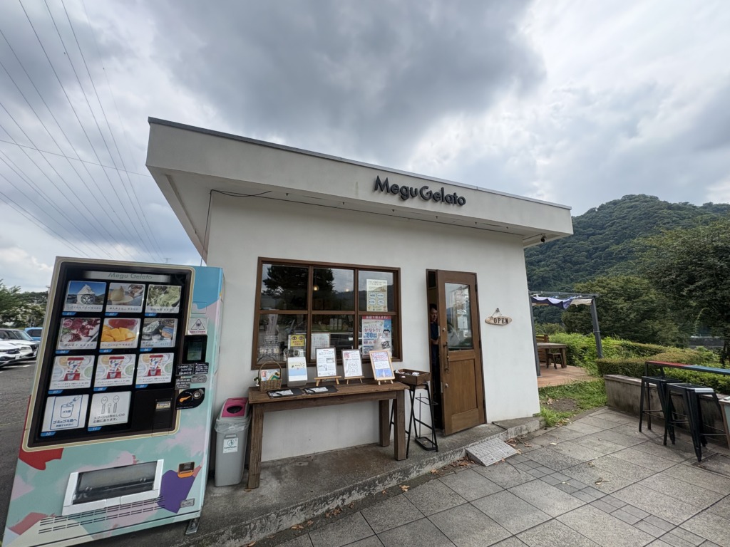 Megu Gelato のテーマは「自然の中で楽しむジェラート」です。 相模原産の新鮮な食材を中心に、大人からお子様まで安心してお召し上がりいただけるジェラートを手作りしています。自然の美しさや季節の移ろいをジェラートでも楽しんでいただけるように、いつ来ても旬の味を揃えた、見た目にも楽しいジェラートショップを目指します。