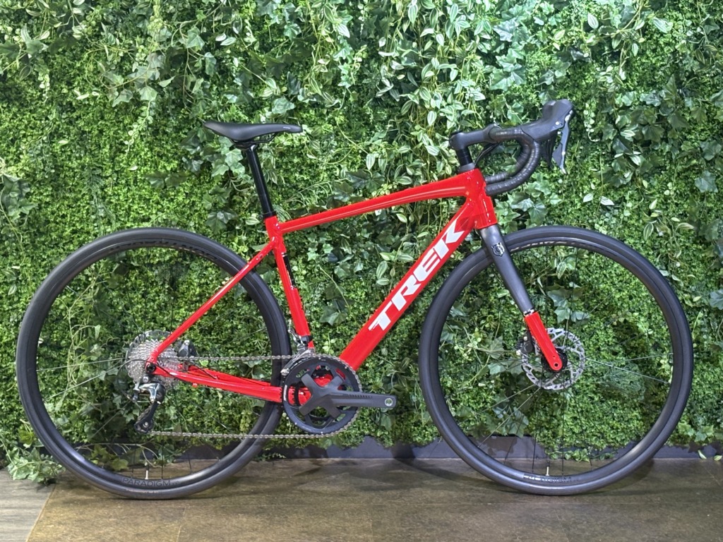TREK Domane AL4 ¥219,000-[税込]
カラーリングはViper Red
サイズは52サイズ